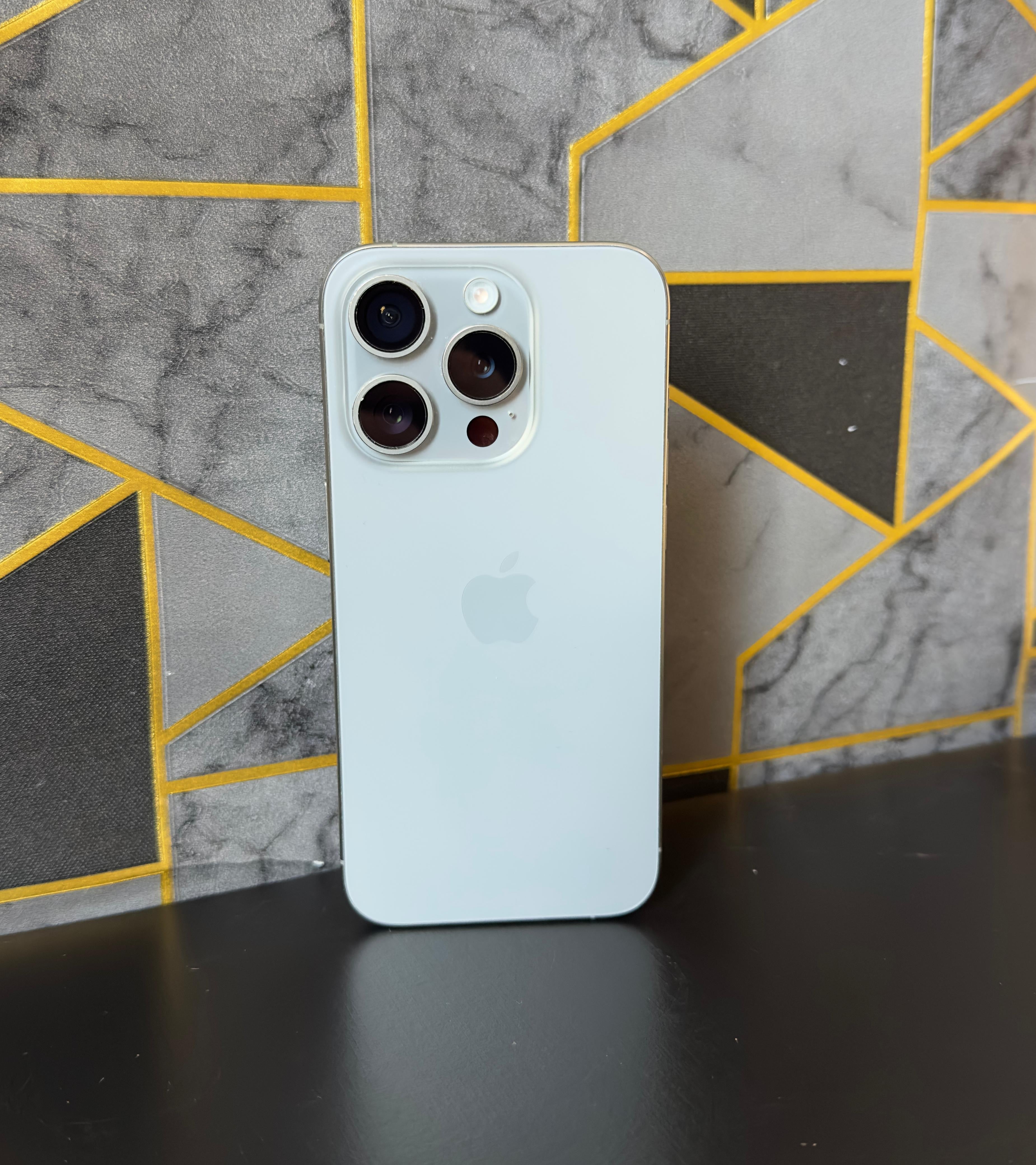 Apple iPhone 16 Pro 256GB - Seminovo