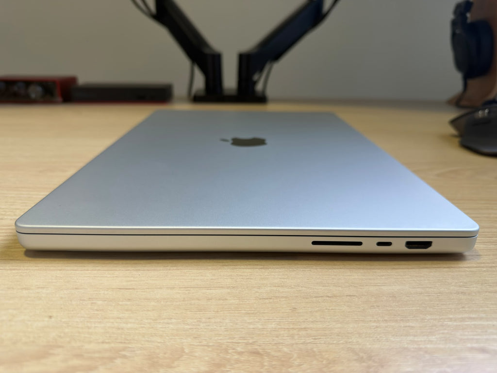 Outlet - MacBook Pro M1 de 16,2 Polegadas, M1 Pro  - 16GB RAM, 1TB SSD - Impecável