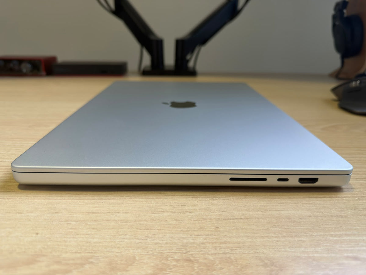 Outlet - MacBook Pro M1 de 16,2 Polegadas, M1 Pro  - 16GB RAM, 1TB SSD - Impecável
