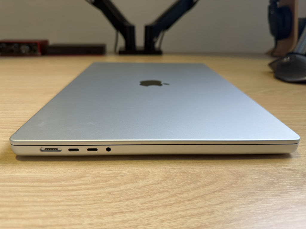 Outlet - MacBook Pro M1 de 16,2 Polegadas, M1 Pro  - 16GB RAM, 1TB SSD - Impecável