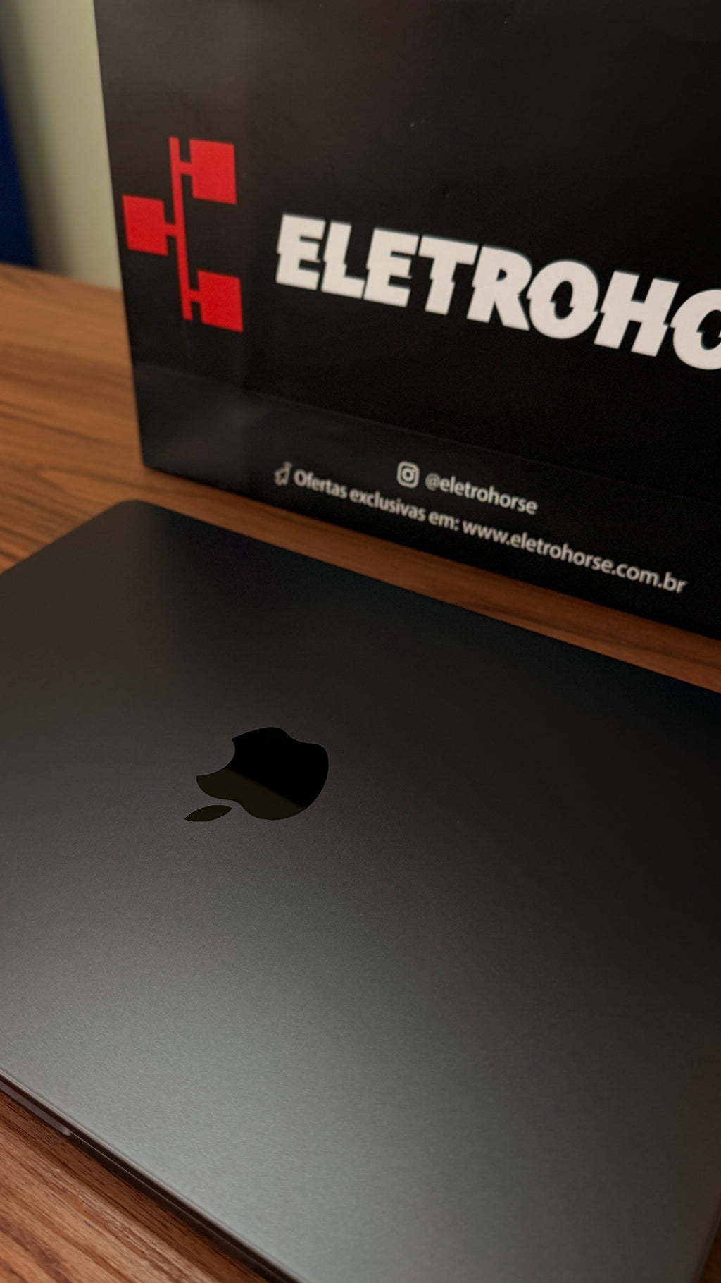Outlet - MacBook Pro M4 de 14,2 Polegadas  - 16GB RAM, 512 SSD - CPU de 10 núcleos e GPU de 10 núcleos