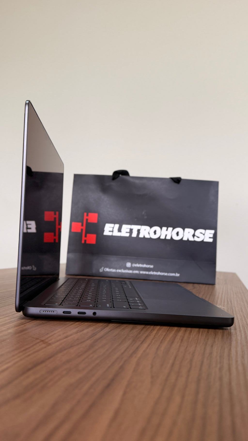 Outlet - MacBook Pro M4 de 14,2 Polegadas  - 16GB RAM, 512 SSD - CPU de 10 núcleos e GPU de 10 núcleos