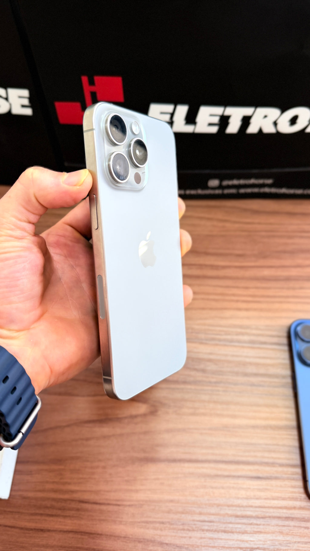 Outlet - iPhone 15 Pro Max de 256GB - Sem caixa