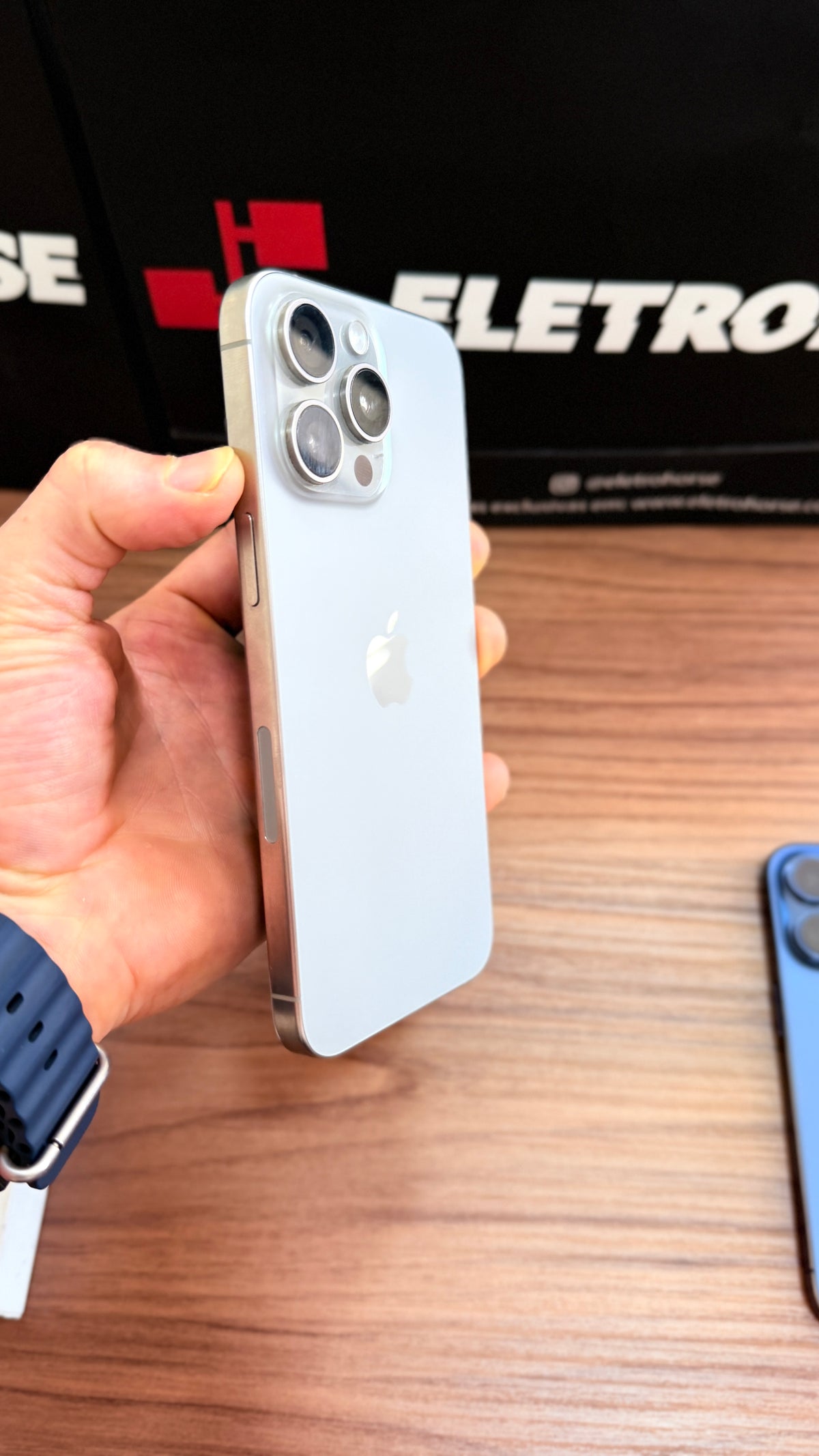 Outlet - iPhone 15 Pro Max de 256GB - Sem caixa