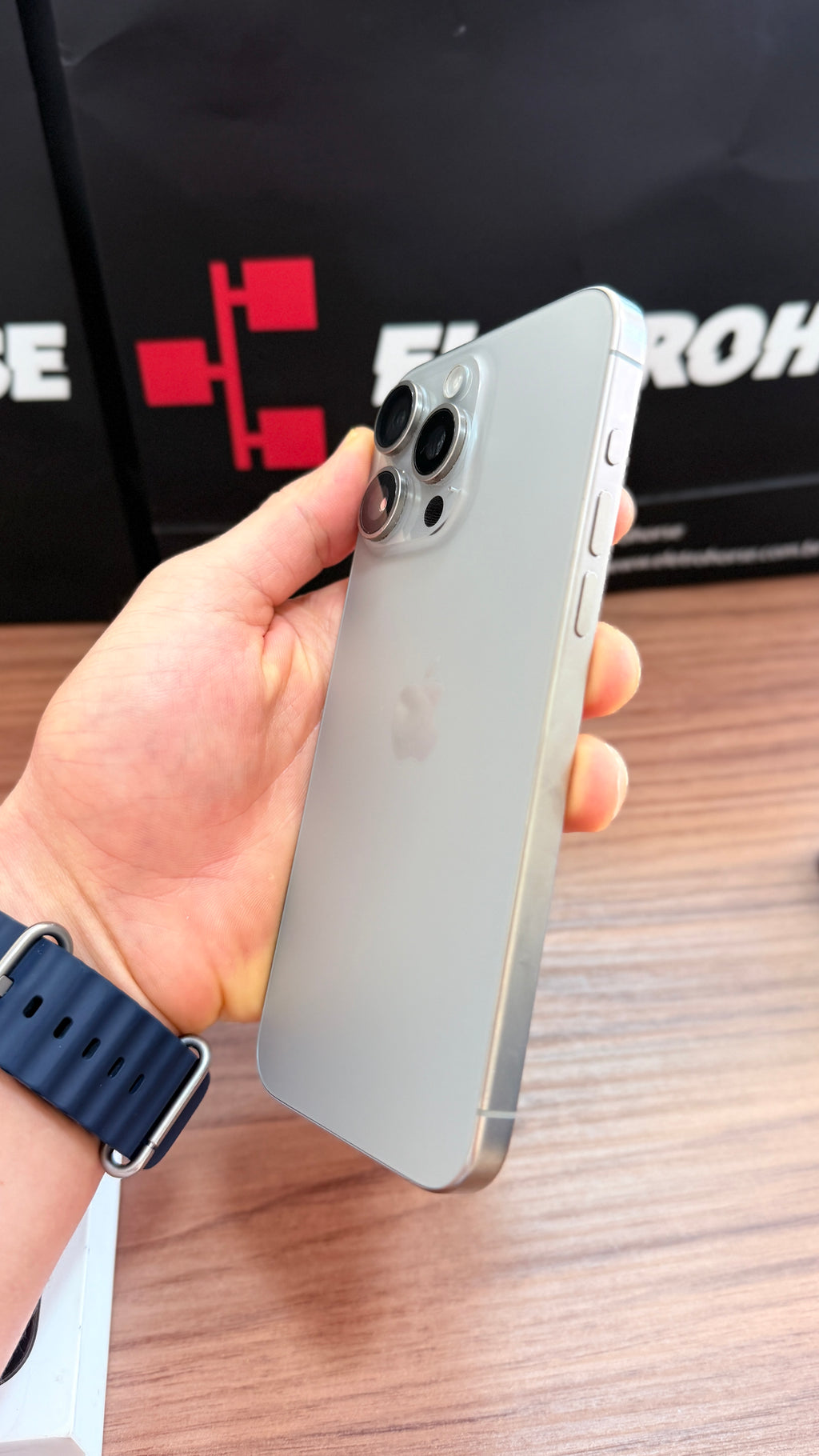 Outlet - iPhone 15 Pro Max de 256GB - Sem caixa