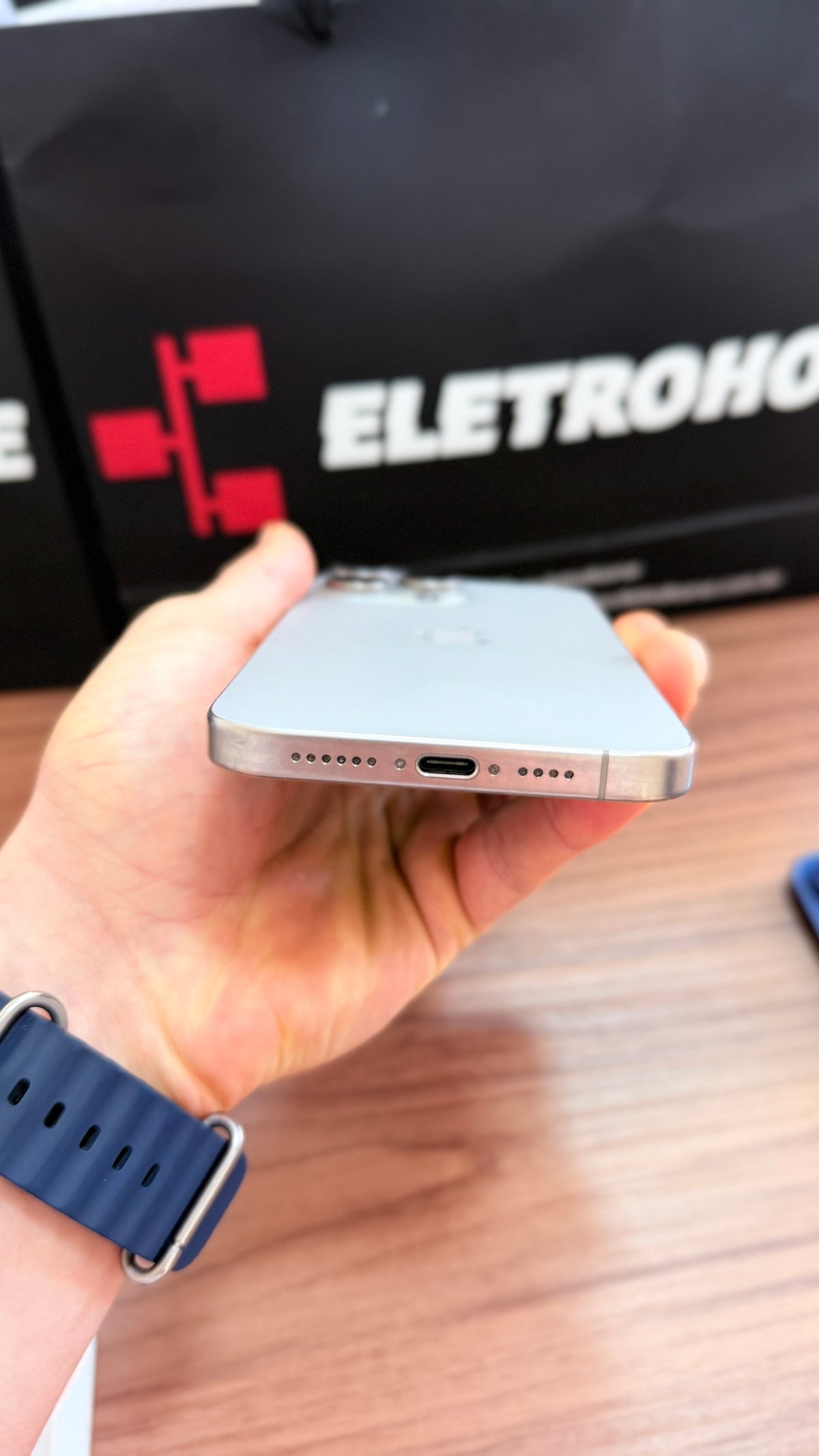 Outlet - iPhone 15 Pro Max de 256GB - Sem caixa