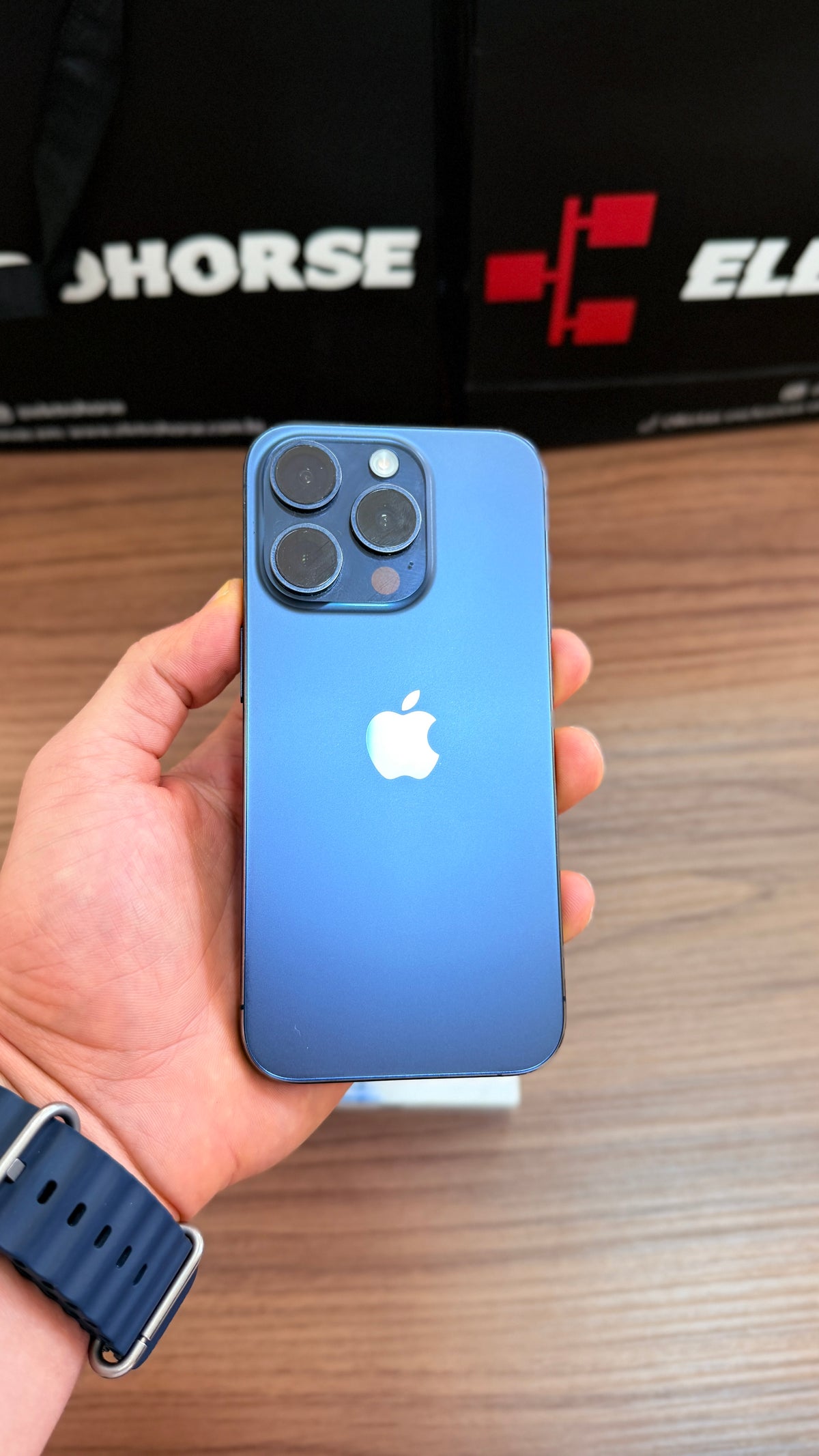 Outlet - iPhone 15 Pro de 128GB - Com caixa
