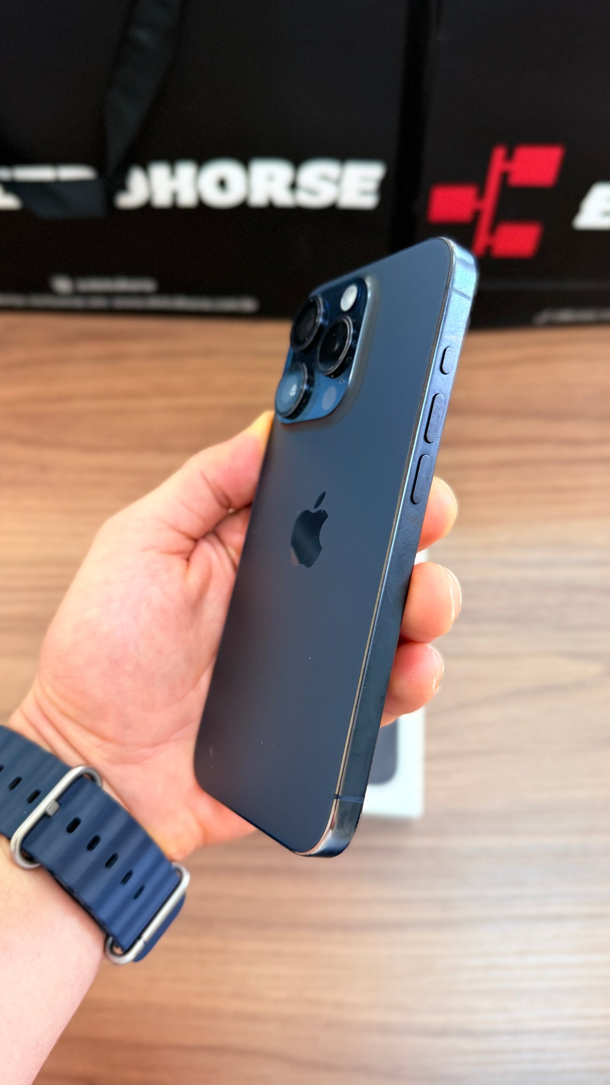 Outlet - iPhone 15 Pro de 128GB - Com caixa