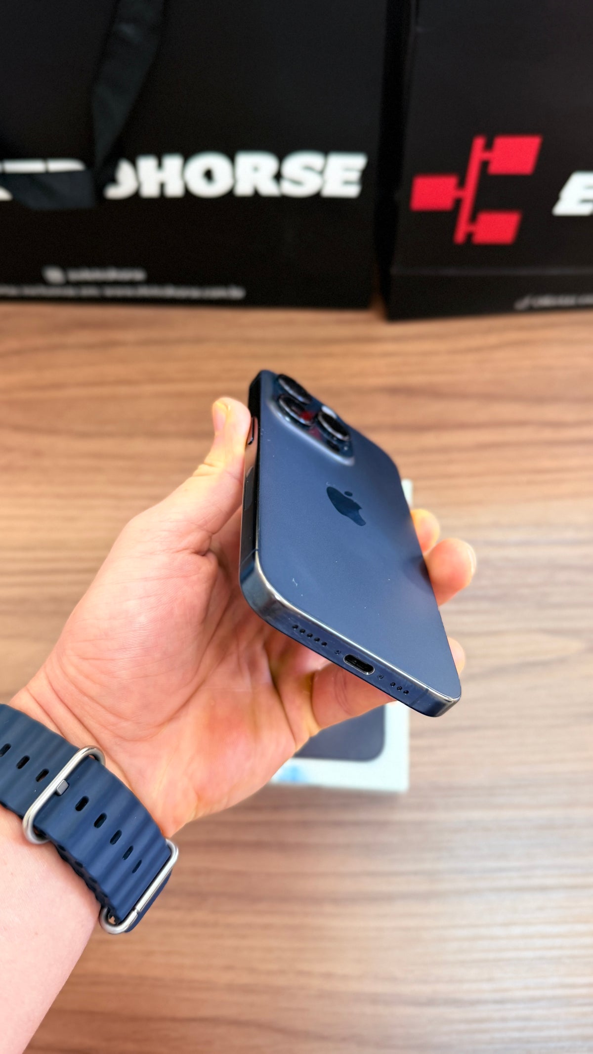 Outlet - iPhone 15 Pro de 128GB - Com caixa