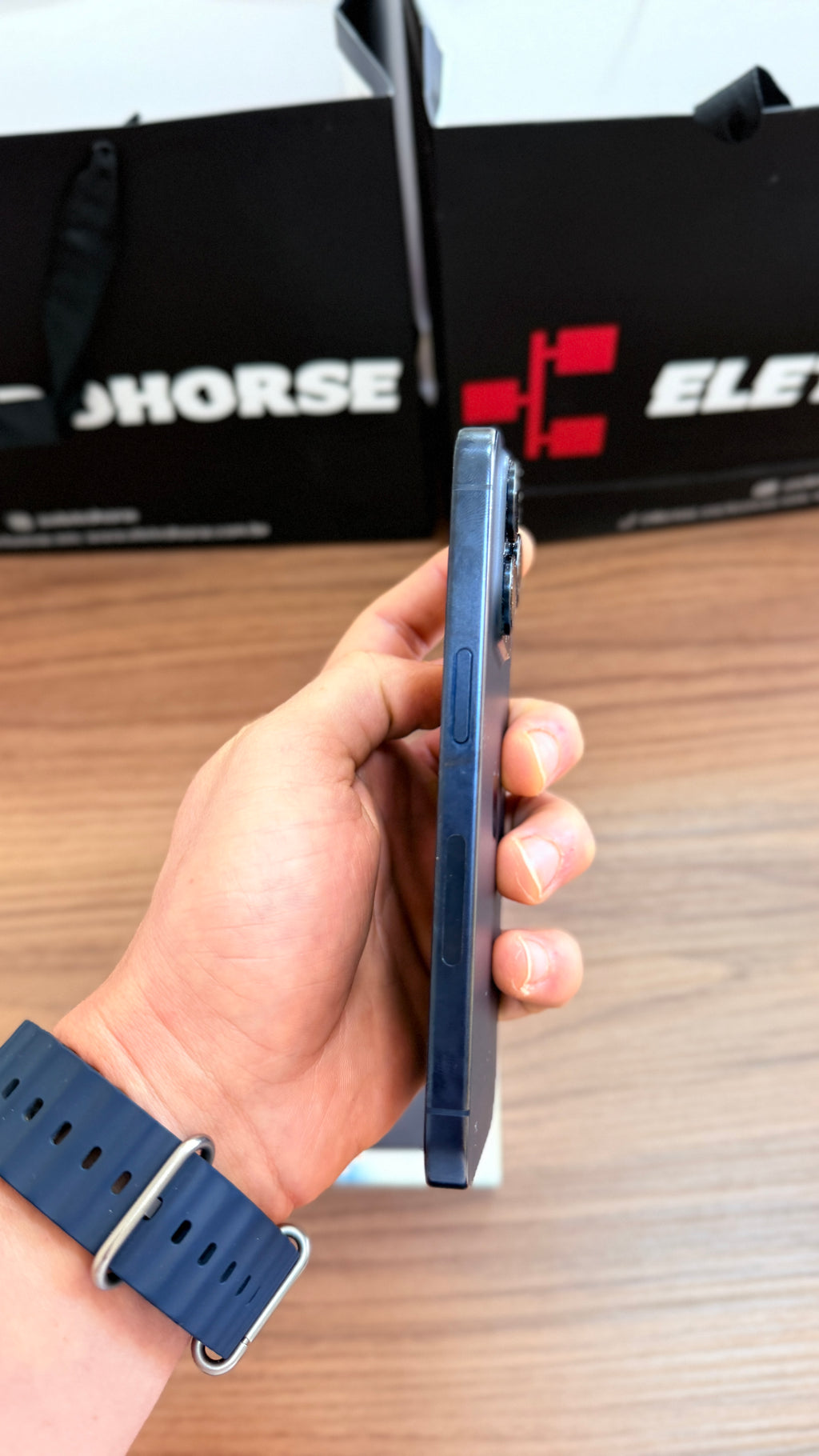 Outlet - iPhone 15 Pro de 128GB - Com caixa