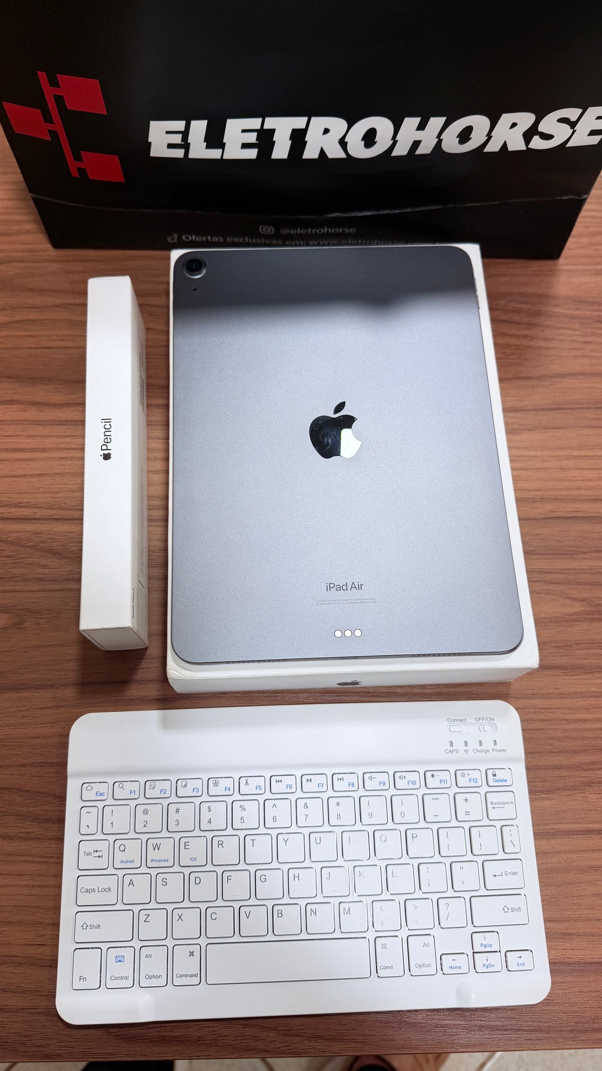 Outlet - Apple iPad Air M1 de 11 polegadas - Kit com Apple Pencil e teclado