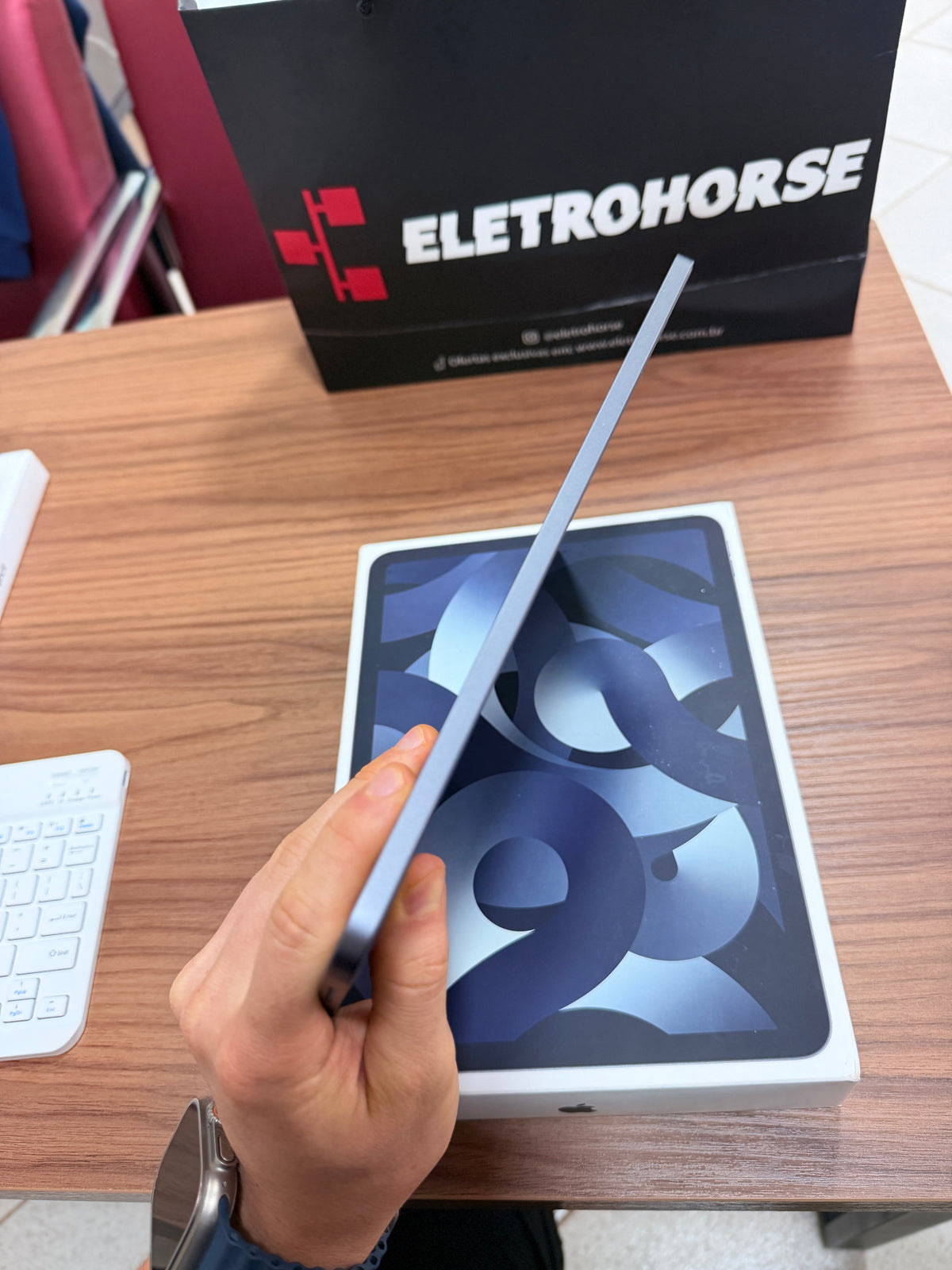 Outlet - Apple iPad Air M1 de 11 polegadas - Kit com Apple Pencil e teclado