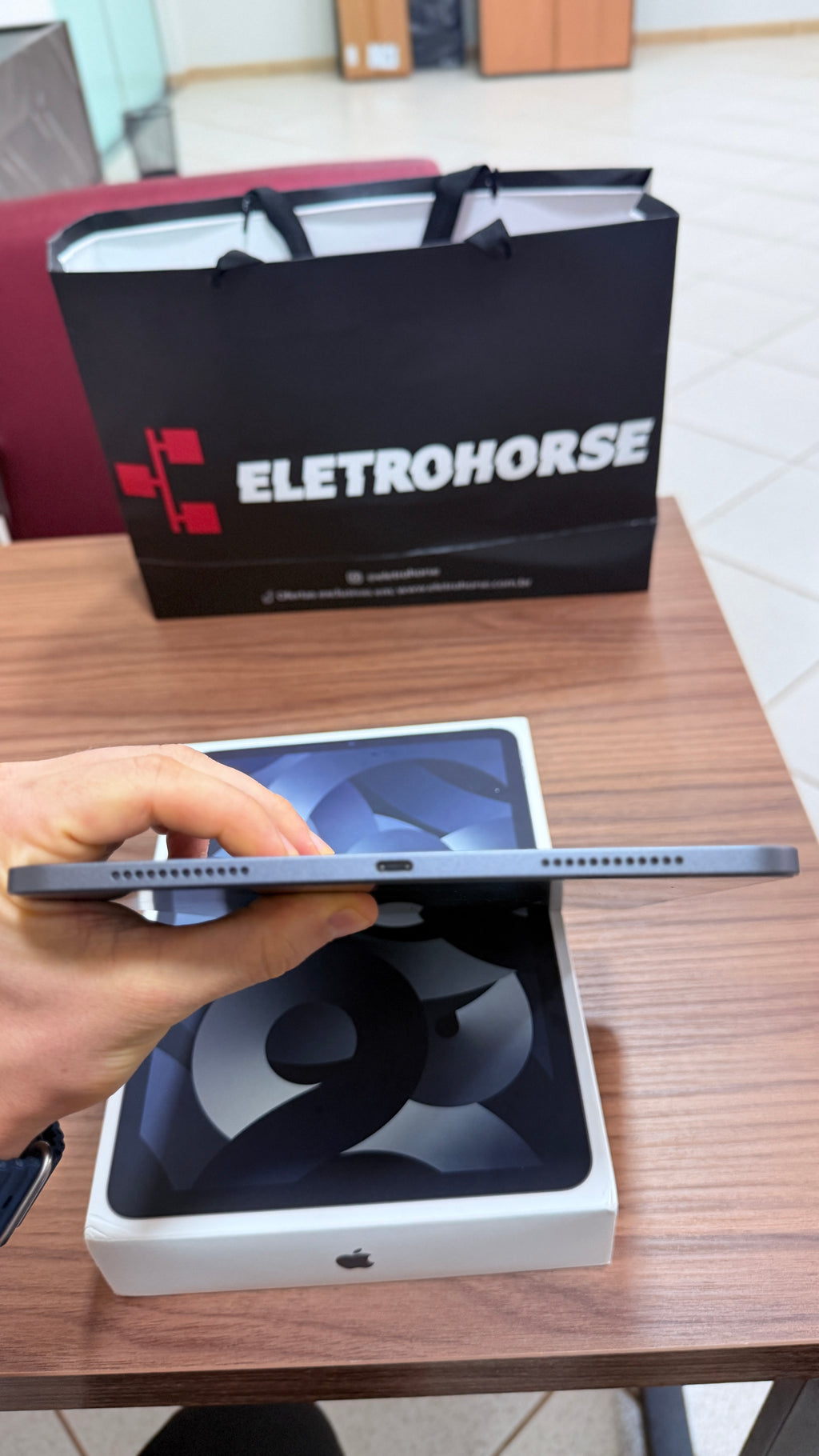 Outlet - Apple iPad Air M1 de 11 polegadas - Kit com Apple Pencil e teclado
