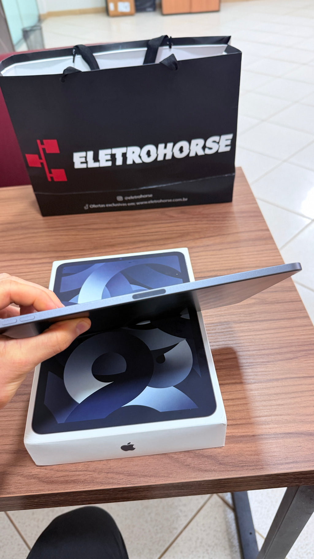 Outlet - Apple iPad Air M1 de 11 polegadas - Kit com Apple Pencil e teclado