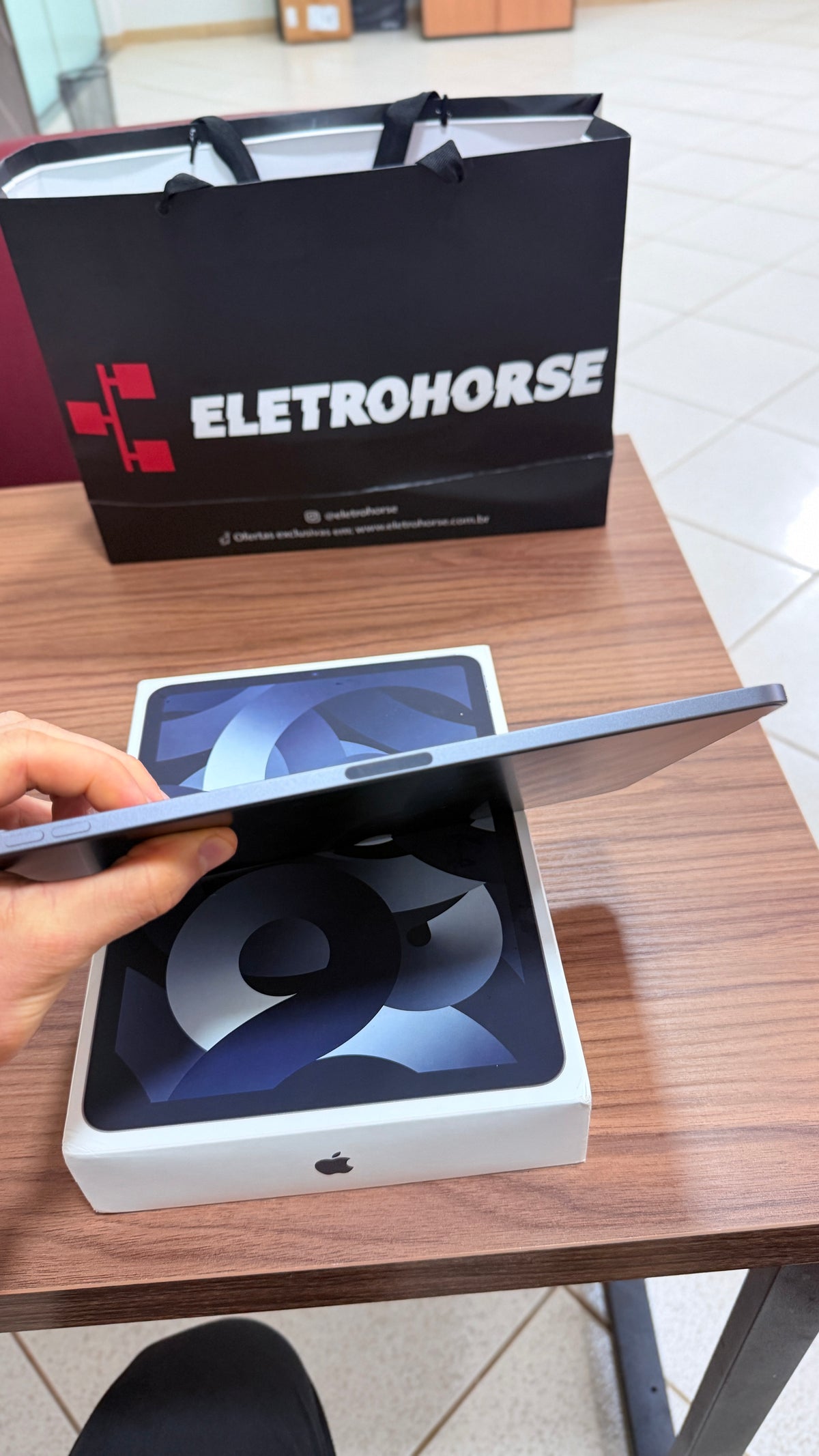 Outlet - Apple iPad Air M1 de 11 polegadas - Kit com Apple Pencil e teclado