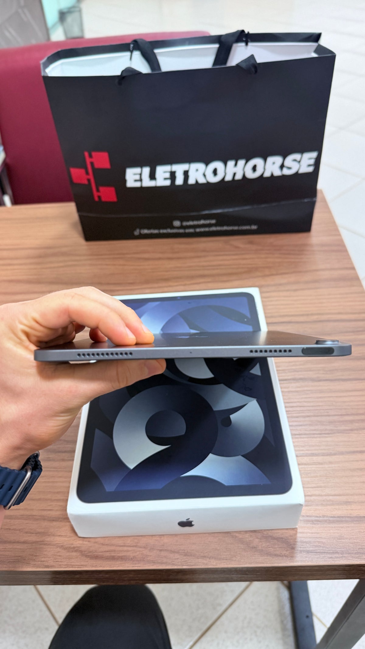 Outlet - Apple iPad Air M1 de 11 polegadas - Kit com Apple Pencil e teclado