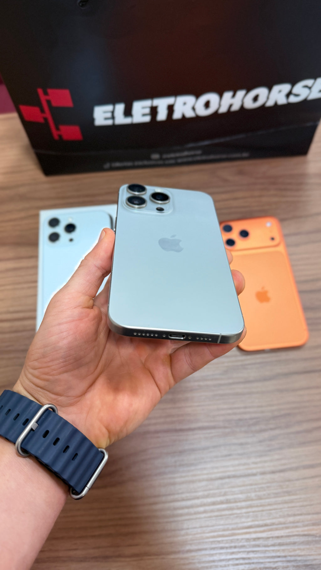 Outlet - iPhone 15 Pro Max de 256GB - Com caixa