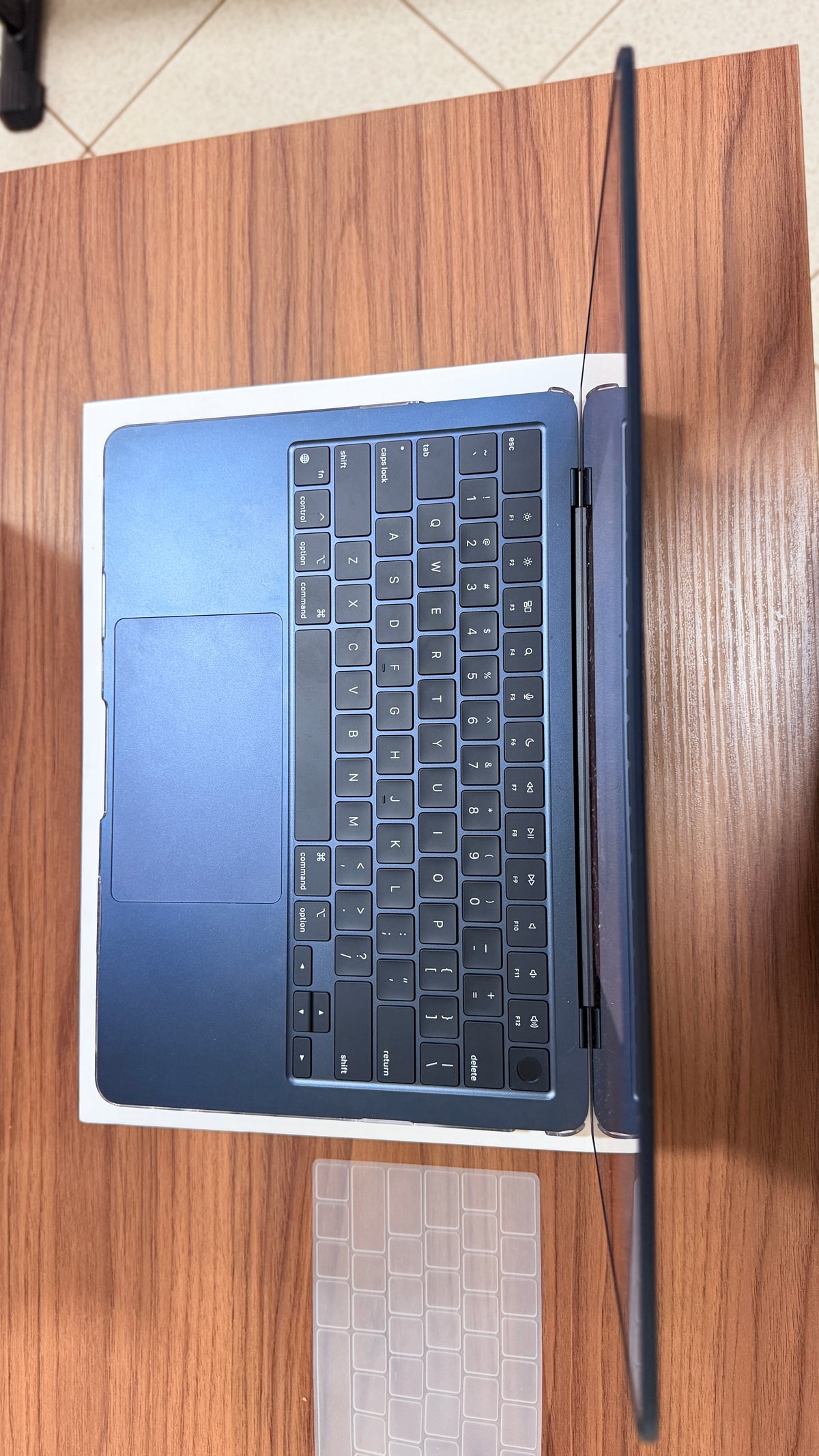 Outlet - MacBook Air M2 de 13,6 Polegadas  - 16GB RAM, 256GB SSD - CPU de 8 núcleos e GPU de 8 núcleos - Seminovo (Impecável) - Saúde de bateria em 100% - Completo com caixa e acessórios
