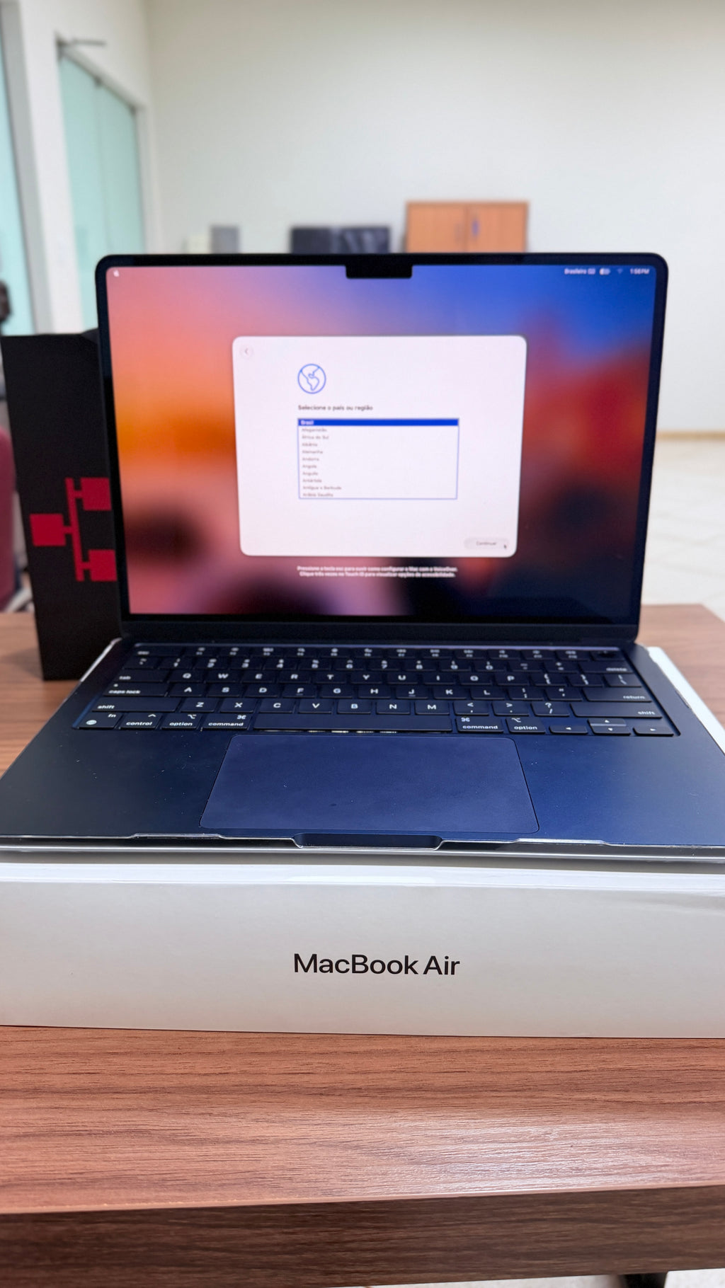 Outlet - MacBook Air M2 de 13,6 Polegadas  - 16GB RAM, 256GB SSD - CPU de 8 núcleos e GPU de 8 núcleos - Seminovo (Impecável) - Saúde de bateria em 100% - Completo com caixa e acessórios