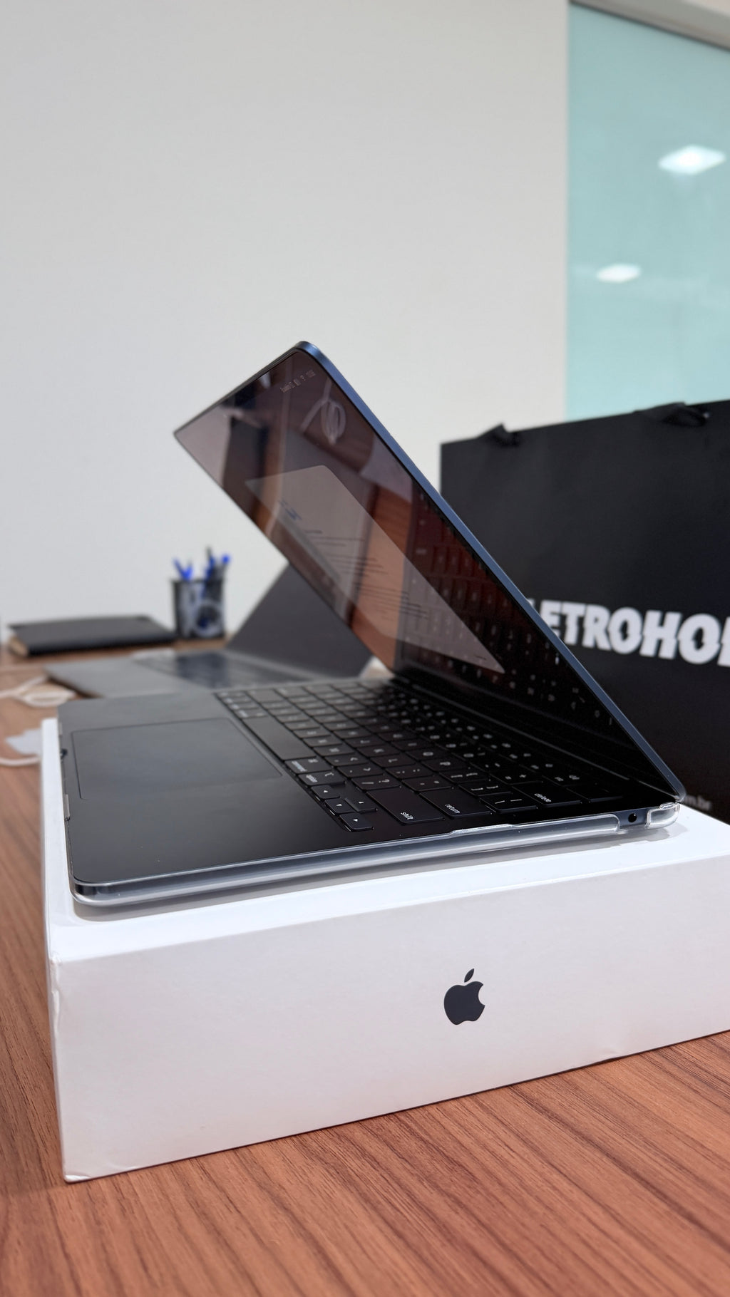 Outlet - MacBook Air M2 de 13,6 Polegadas  - 16GB RAM, 256GB SSD - CPU de 8 núcleos e GPU de 8 núcleos - Seminovo (Impecável) - Saúde de bateria em 100% - Completo com caixa e acessórios