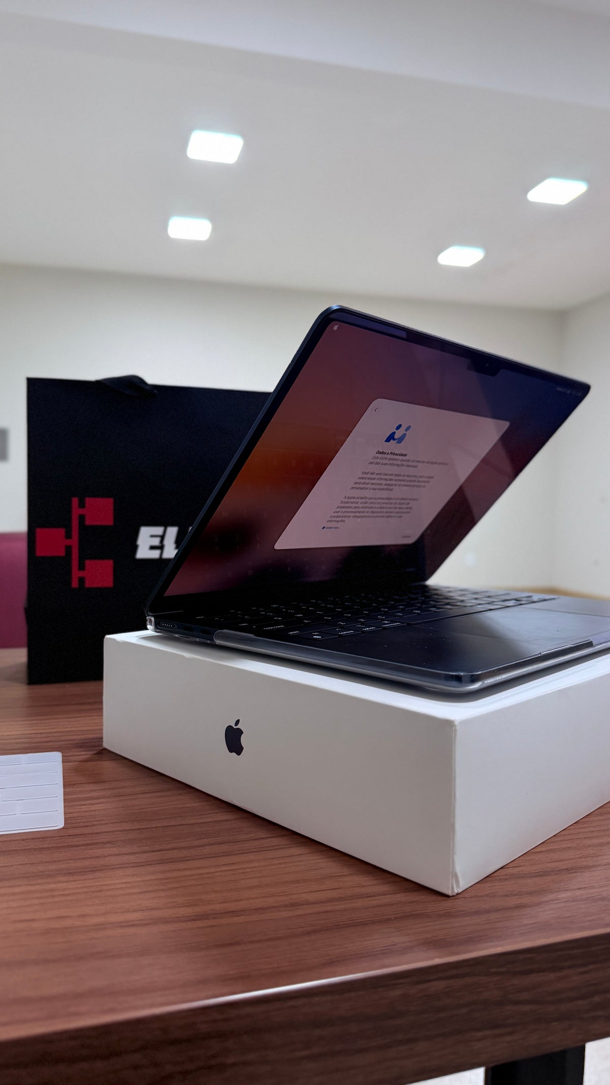 Outlet - MacBook Air M2 de 13,6 Polegadas  - 16GB RAM, 256GB SSD - CPU de 8 núcleos e GPU de 8 núcleos - Seminovo (Impecável) - Saúde de bateria em 100% - Completo com caixa e acessórios