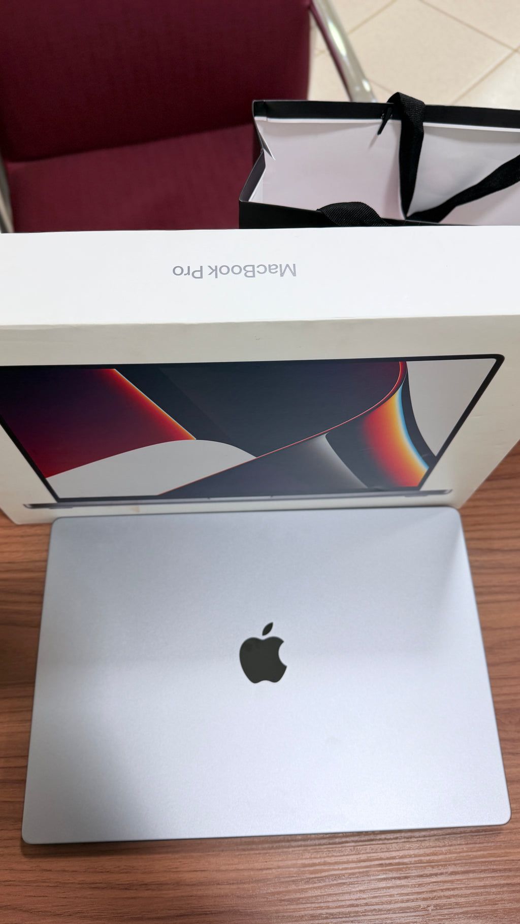 Outlet - MacBook Pro M1 de 16,2 Polegadas, M1 Pro  - 16GB RAM, 512 SSD - Com caixa