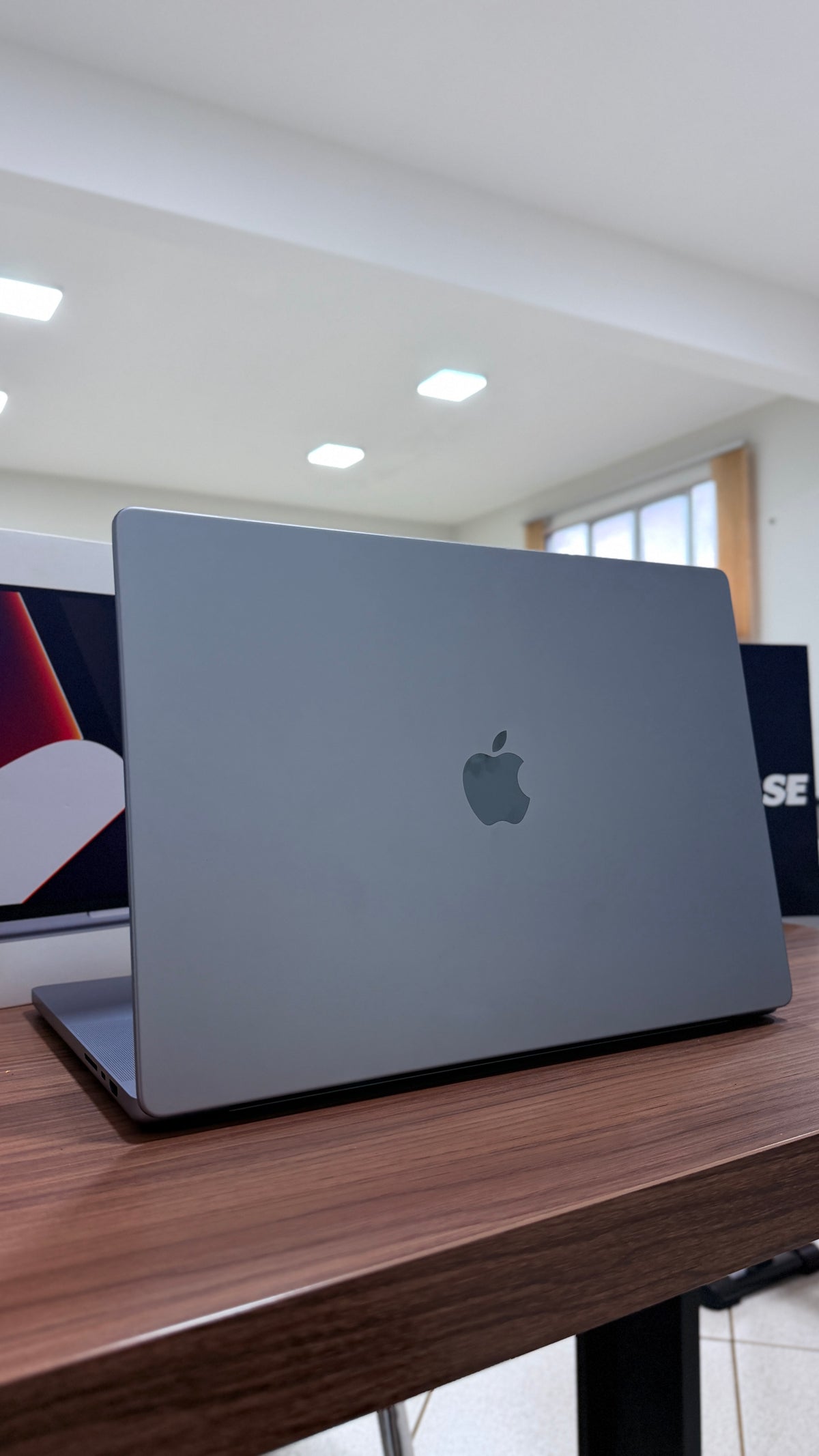 Outlet - MacBook Pro M1 de 16,2 Polegadas, M1 Pro  - 16GB RAM, 512 SSD - Com caixa