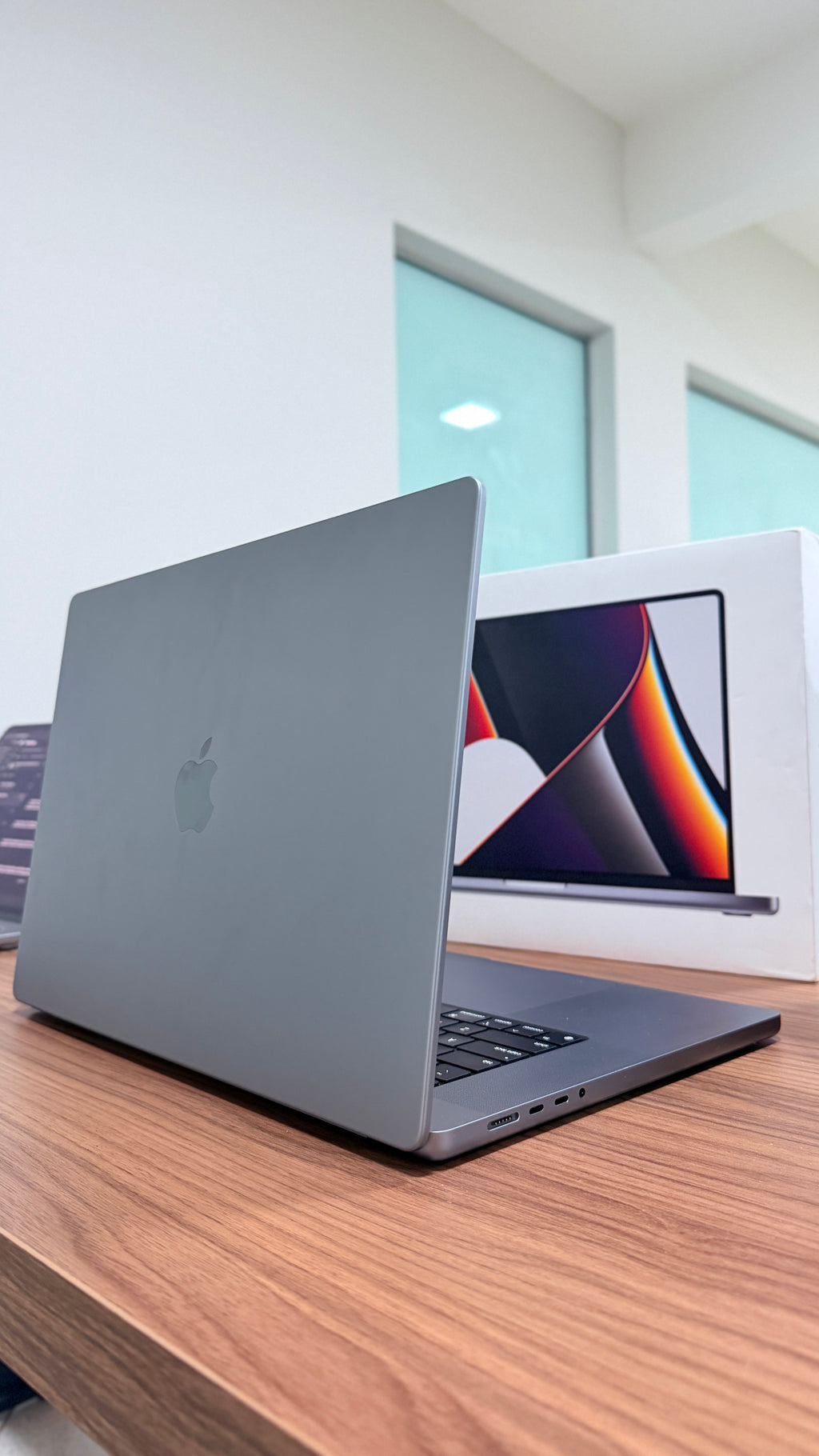 Outlet - MacBook Pro M1 de 16,2 Polegadas, M1 Pro  - 16GB RAM, 512 SSD - Com caixa