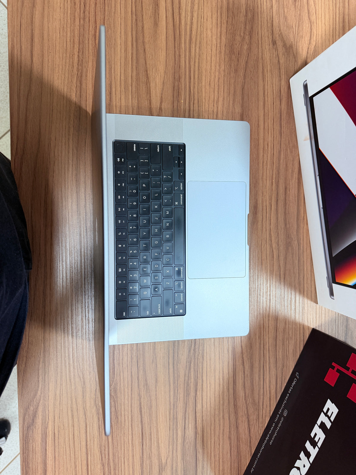Outlet - MacBook Pro M1 de 16,2 Polegadas, M1 Pro  - 16GB RAM, 512 SSD - Com caixa