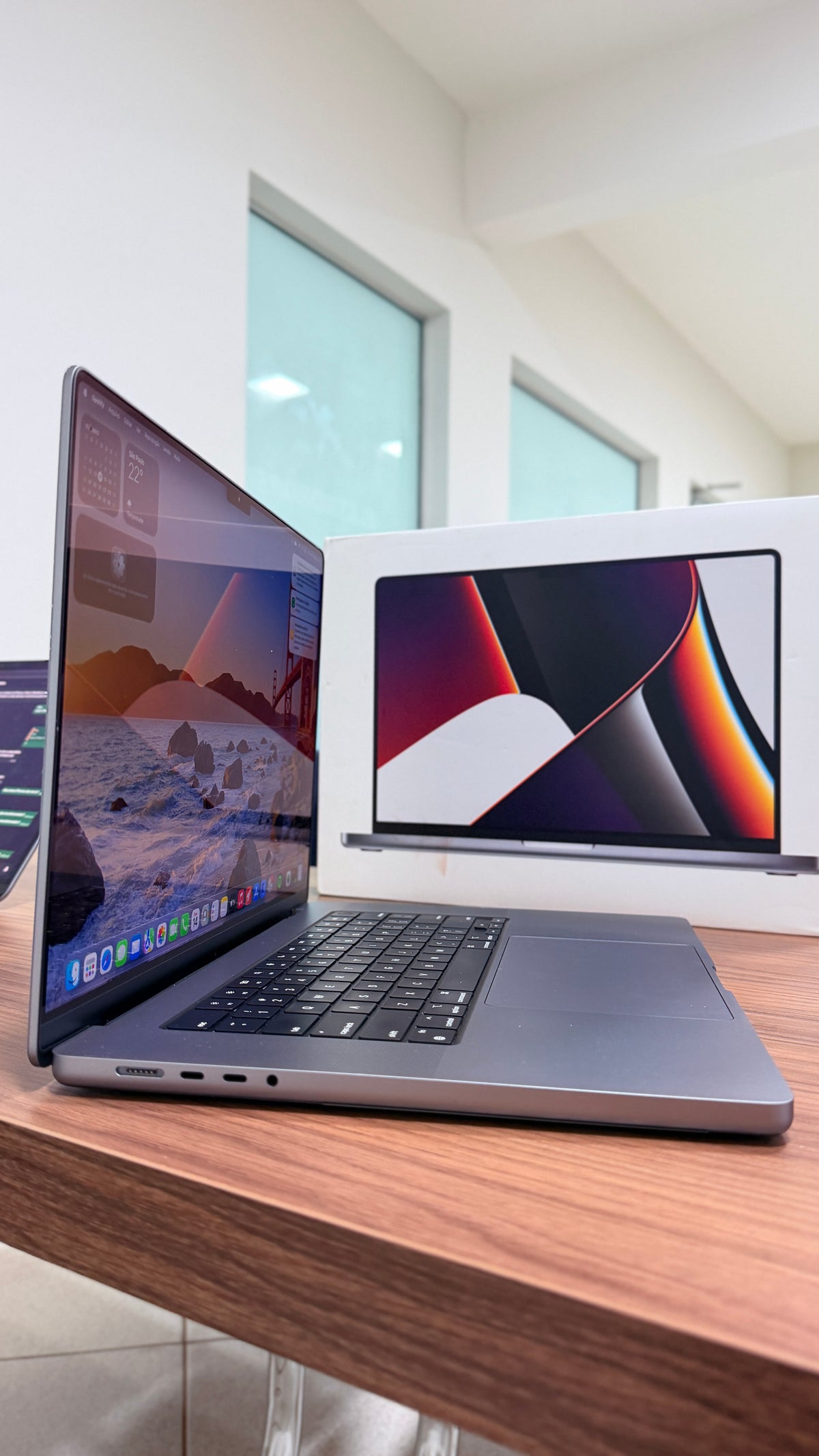 Outlet - MacBook Pro M1 de 16,2 Polegadas, M1 Pro  - 16GB RAM, 512 SSD - Com caixa