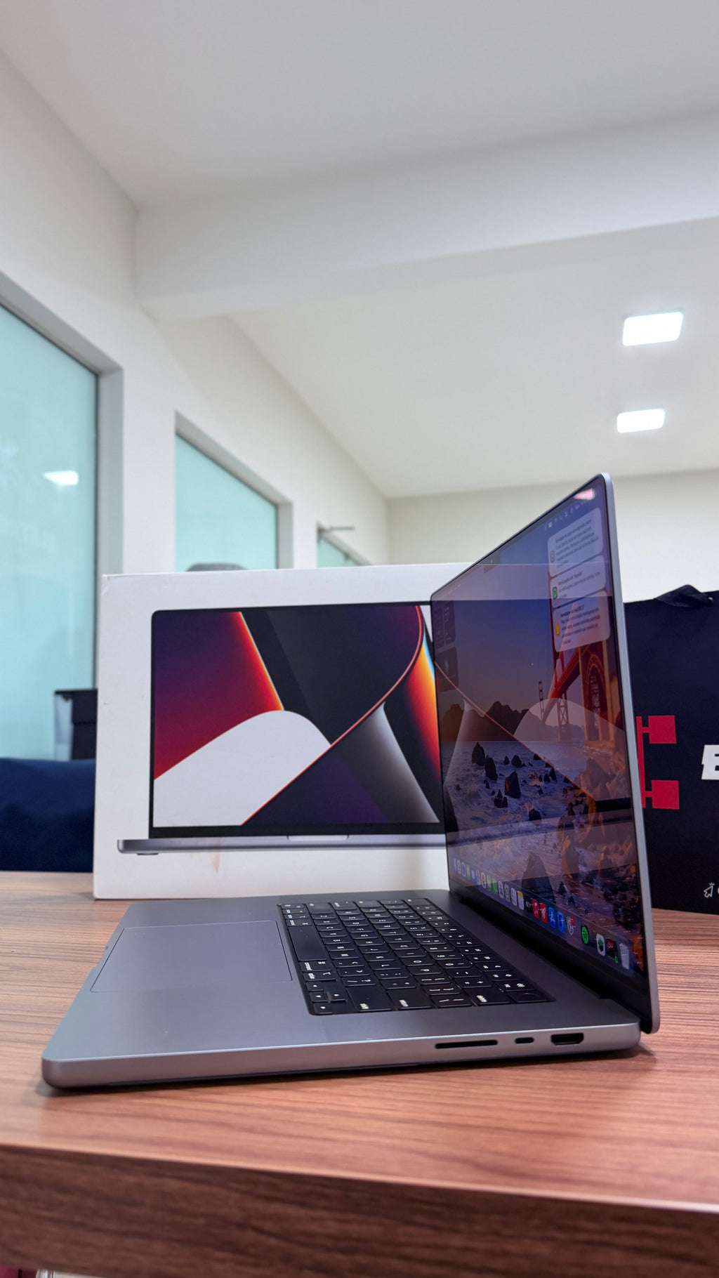 Outlet - MacBook Pro M1 de 16,2 Polegadas, M1 Pro  - 16GB RAM, 512 SSD - Com caixa