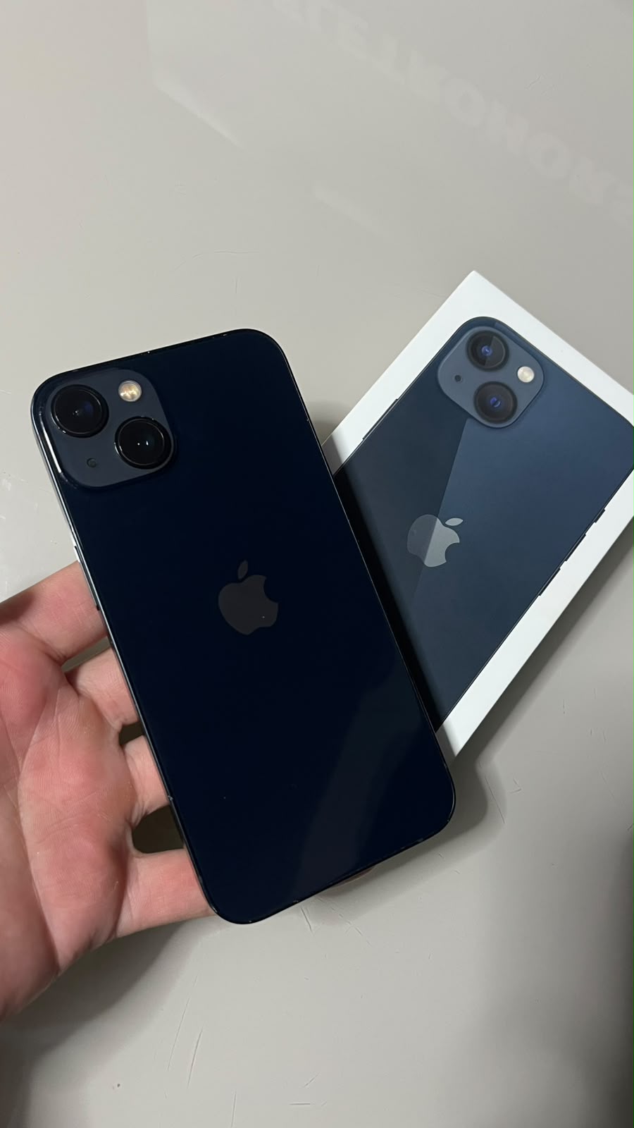 Outlet - iPhone 13 de 128GB - Com caixa