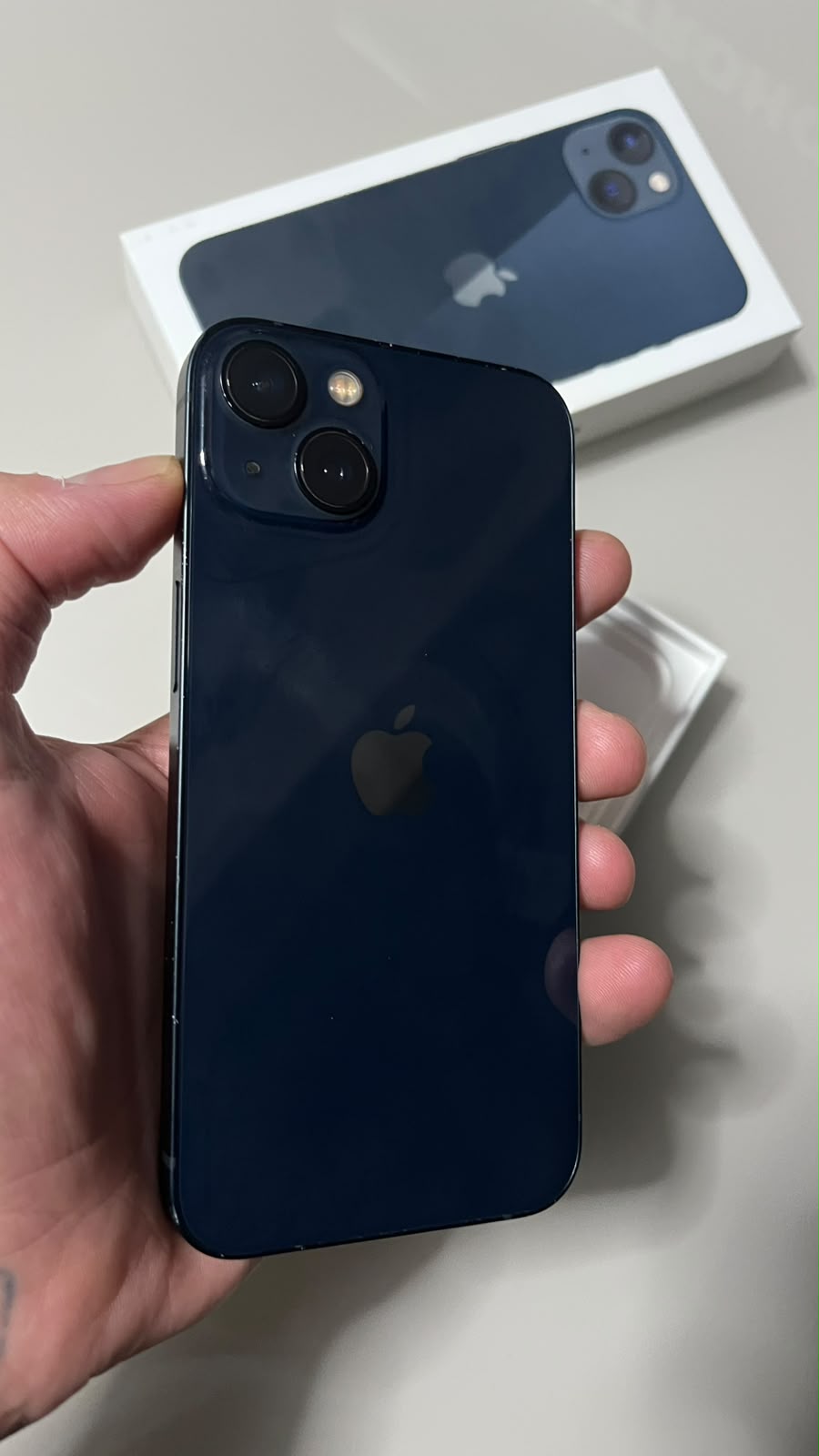 Outlet - iPhone 13 de 128GB - Com caixa