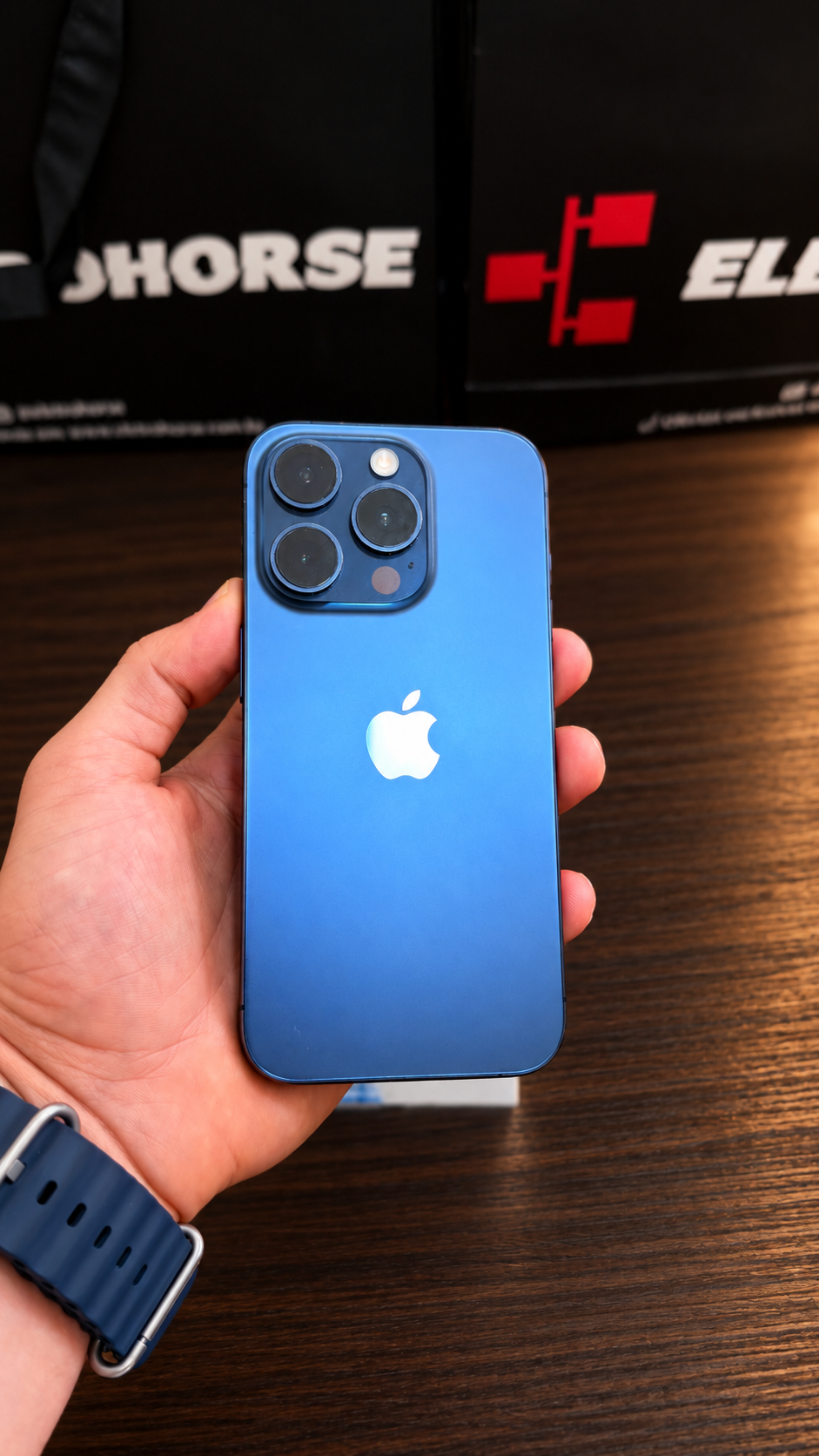 Outlet - iPhone 15 Pro de 128GB - Com caixa